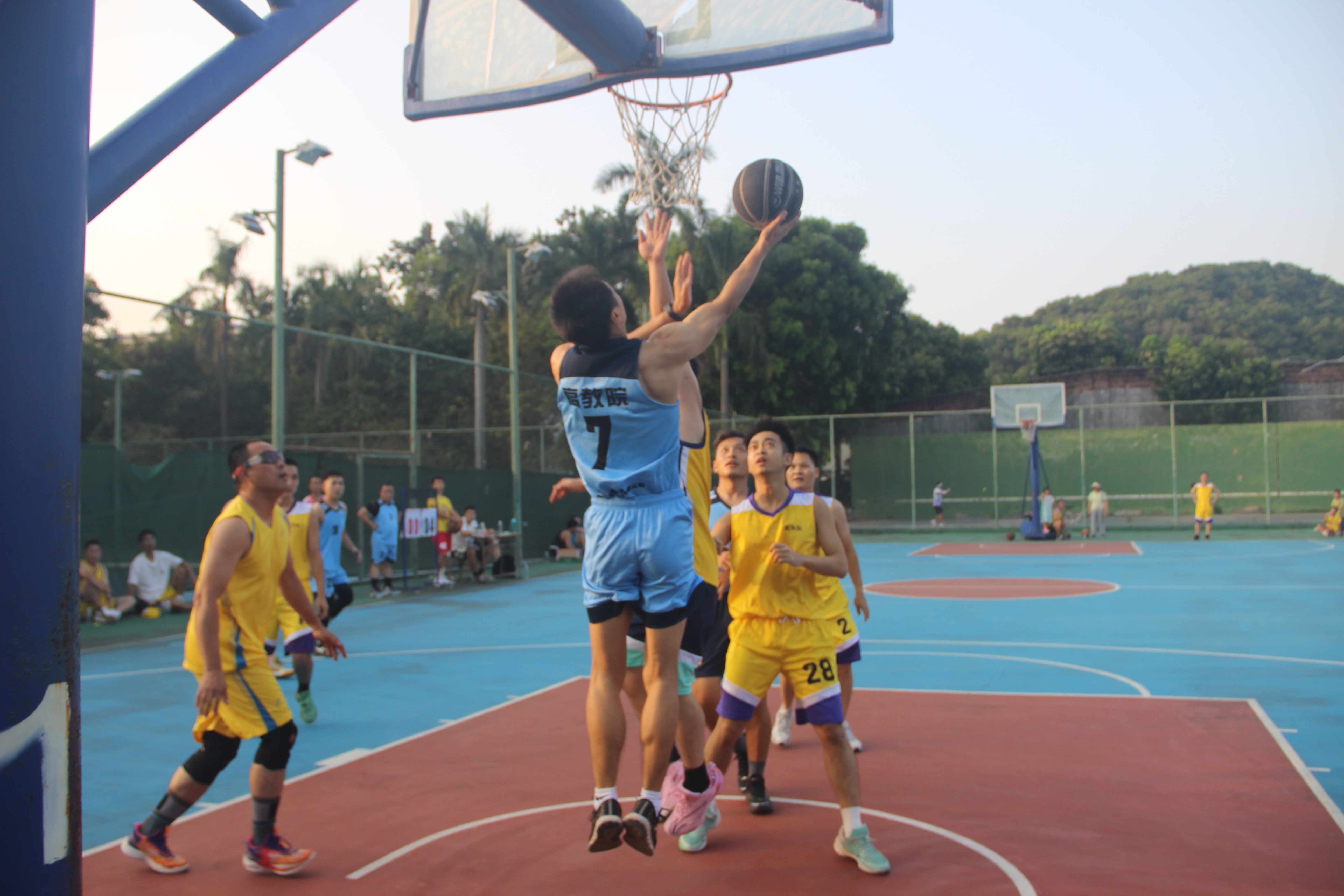 篮球赛场成名选手频现，激发青年热情的简单介绍