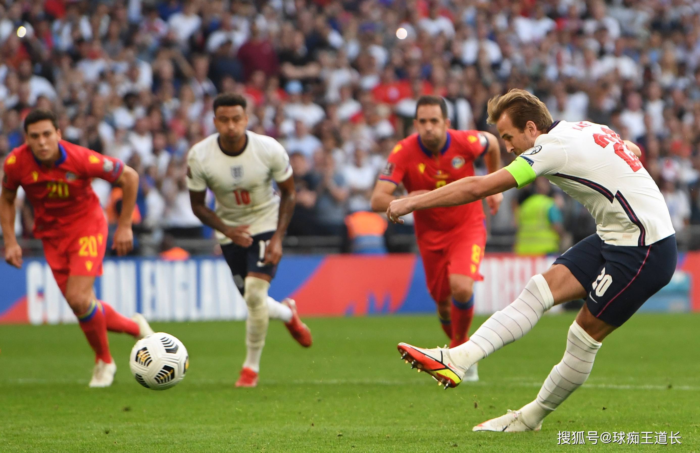 足球巨星们的激烈对决，赛场上尽显风采的简单介绍