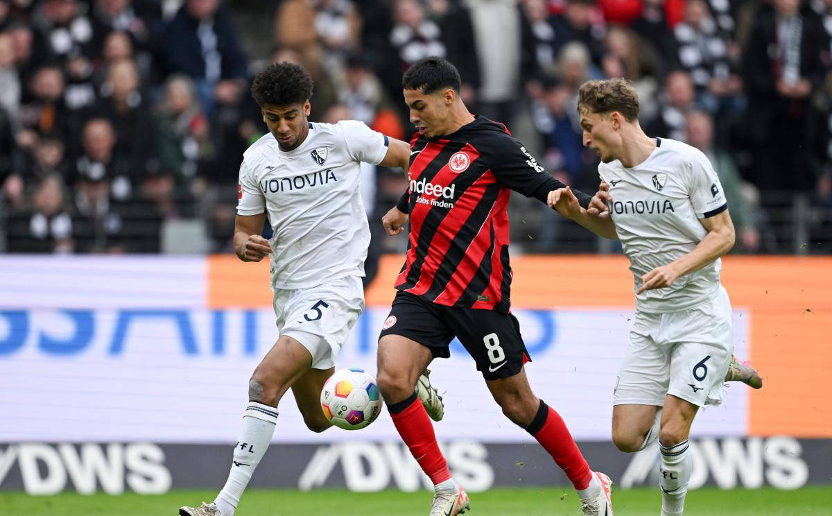 爱游戏大厅-法兰克福球员团结一心，战胜对手进军前线的简单介绍