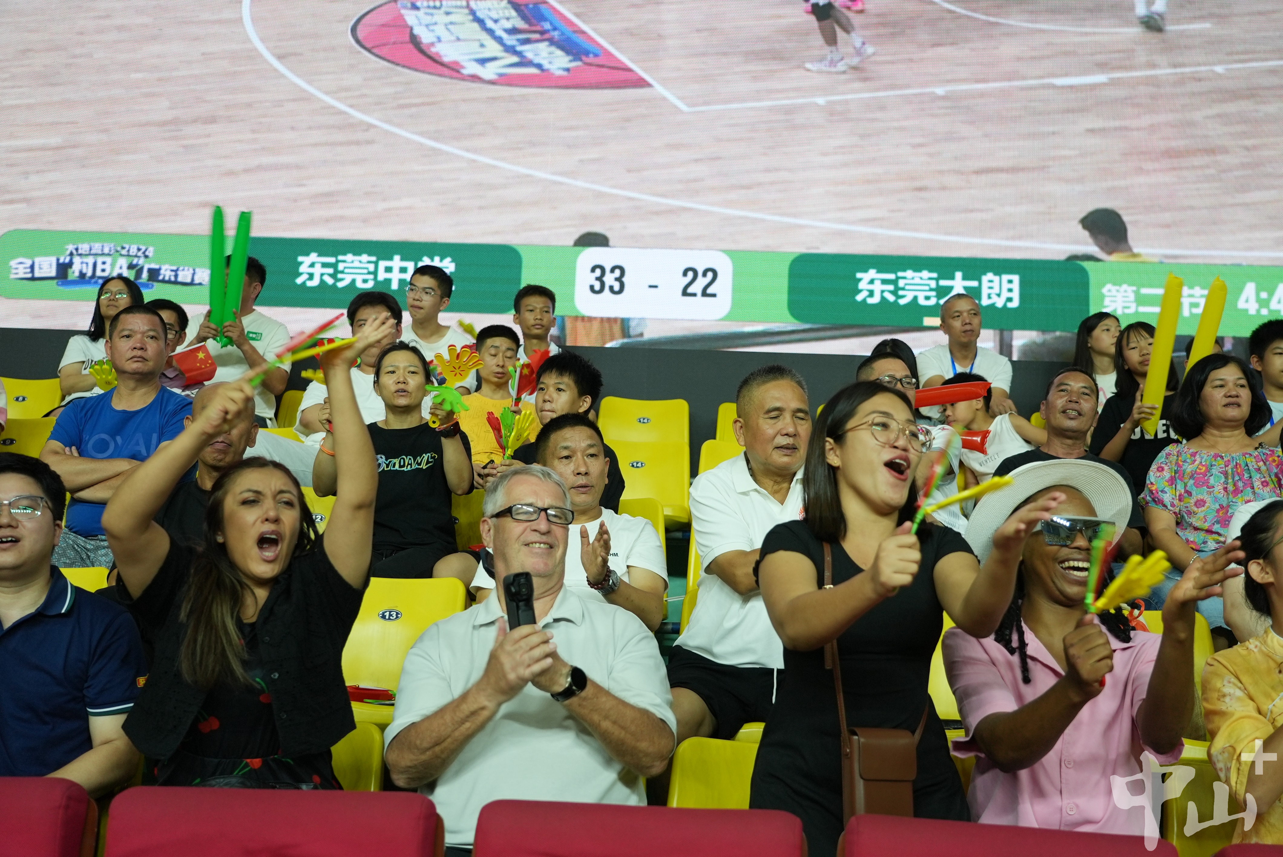 爱游戏官方-篮球名宿现场观战，对球队表现发表看法