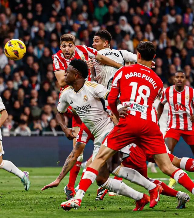 赛场精彩瞬间,足球狂热引爆全场的简单介绍 赛场精彩瞬间,足球狂热引爆全场的简单介绍