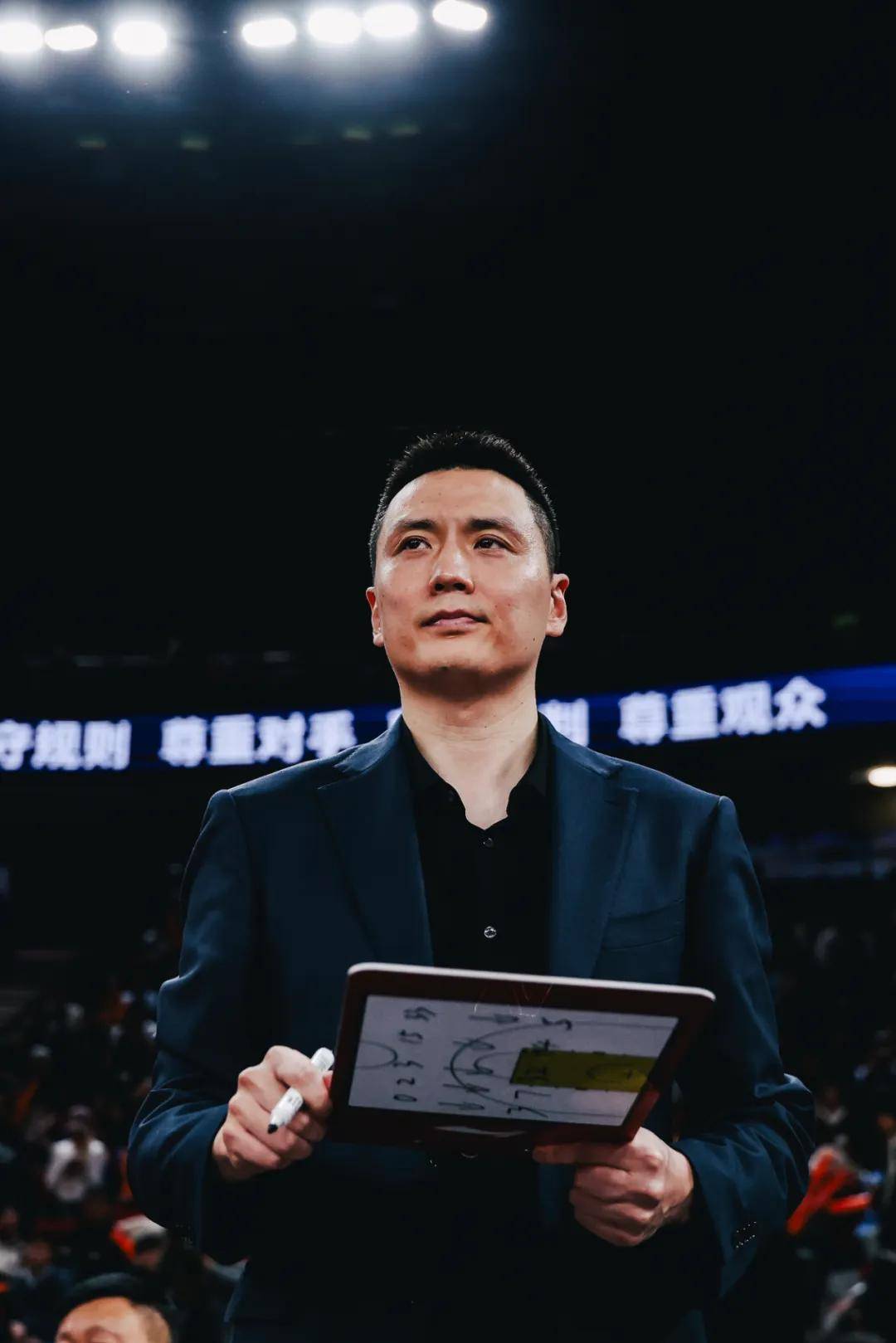 上海男篮成功晋级八强，逐梦冠军