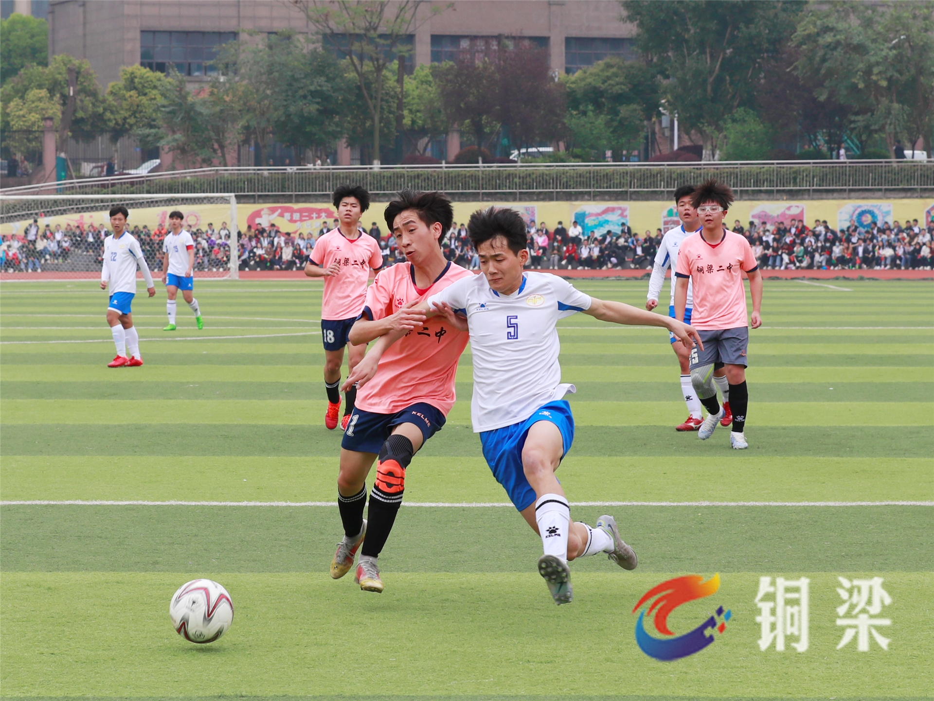 爱游戏官方入口-足球比赛中球队备战充分，全力以赴拼搏