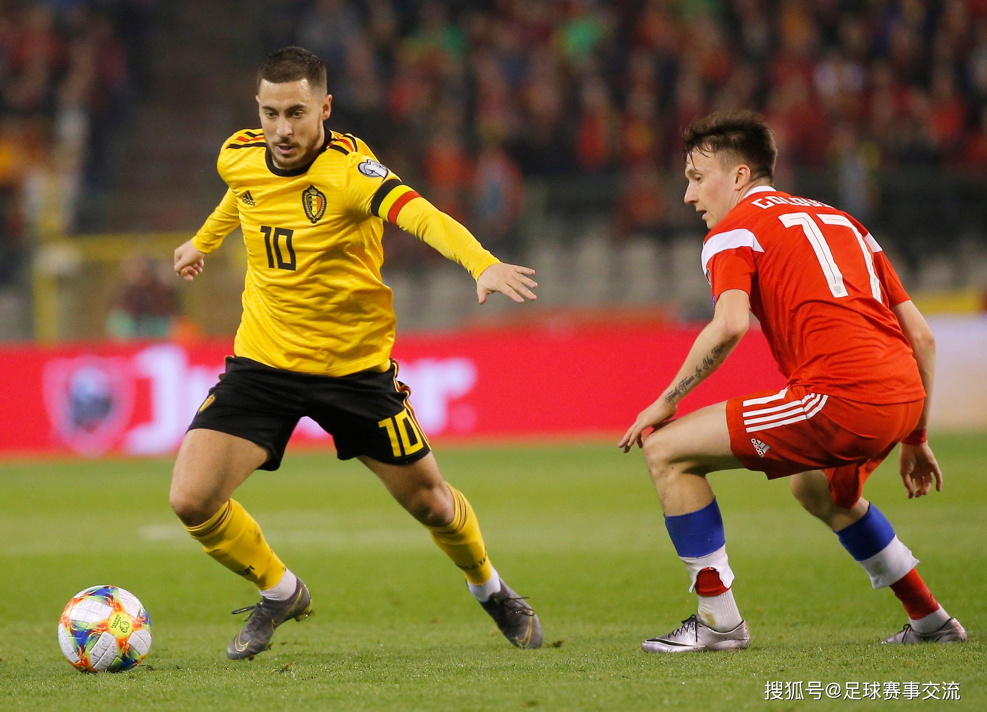 足球比赛中球队备战充分，全力以赴拼搏