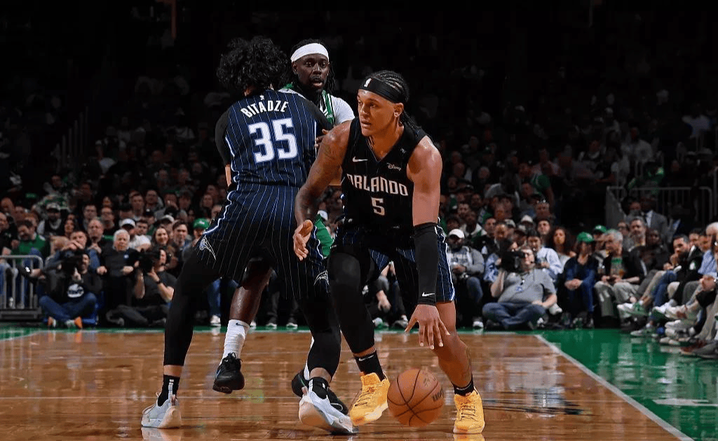 绿衫军逆转灰熊,塔图姆大放异彩 绿衫军逆转灰熊,塔图姆大放异彩