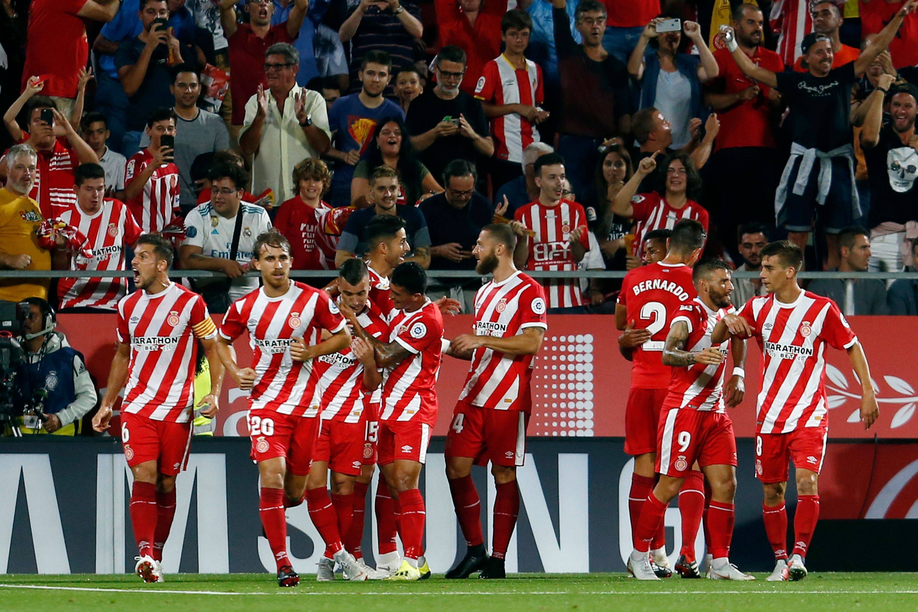 两支实力均衡的球队激烈交锋，惊心动魄的较量！