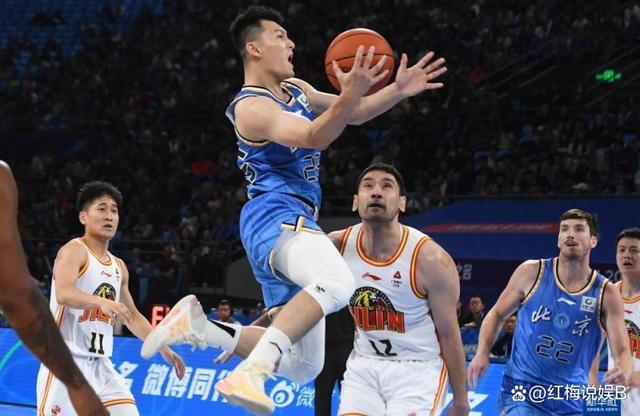 哈尔滨男篮在关键时刻稳定军心，夺得胜利