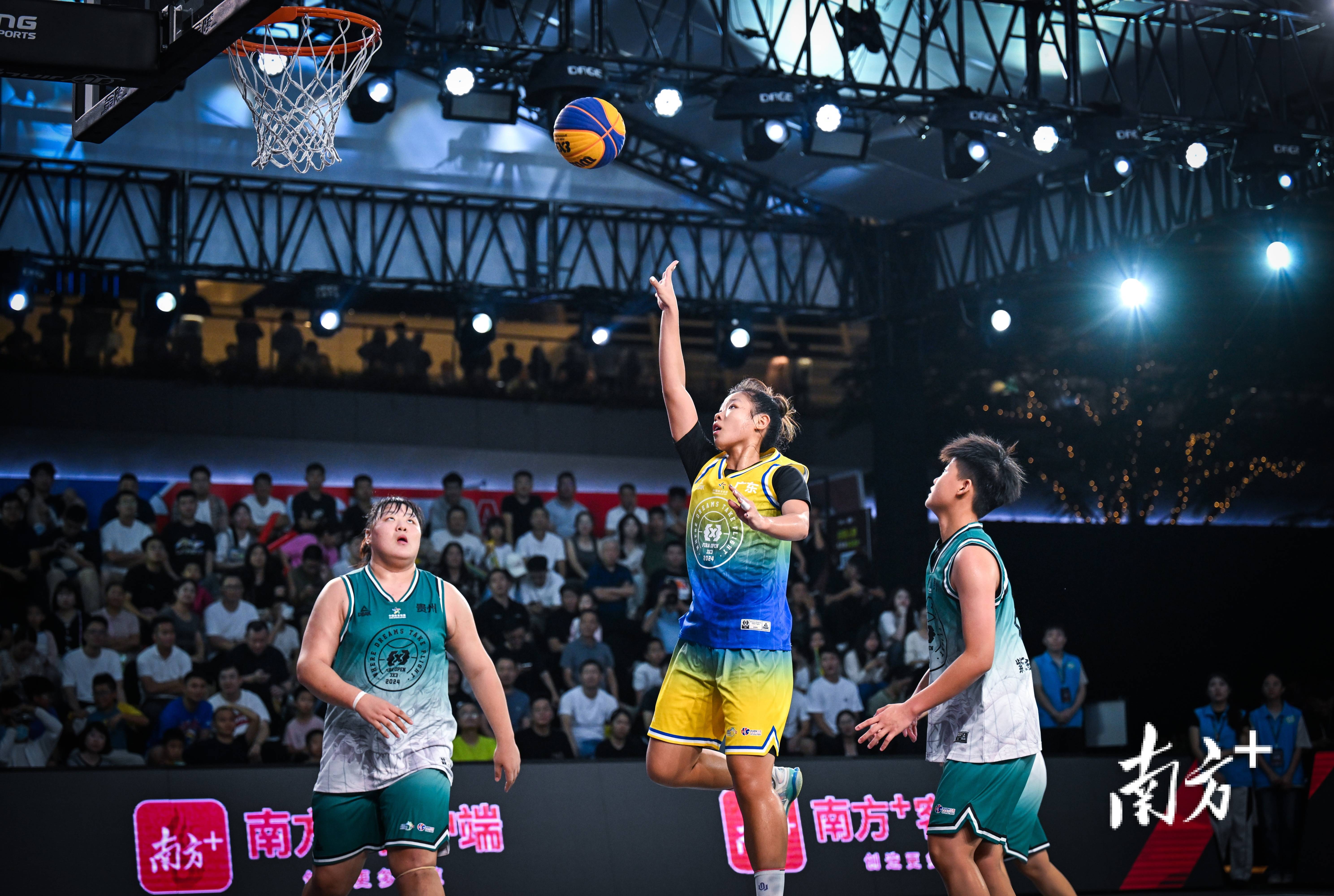 篮球比赛胜负难分，现场气氛火爆