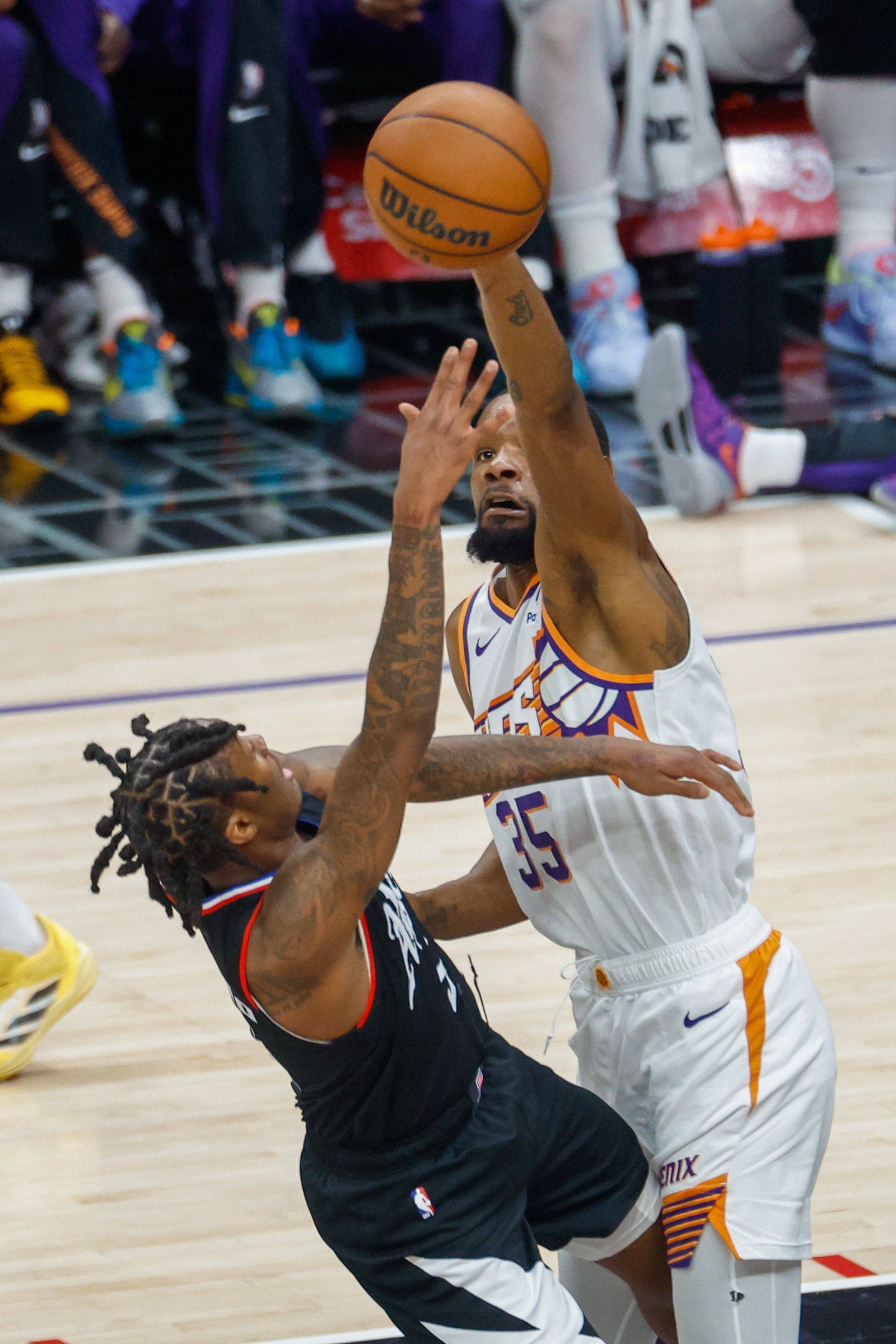 篮球比赛胜负难分，现场气氛火爆