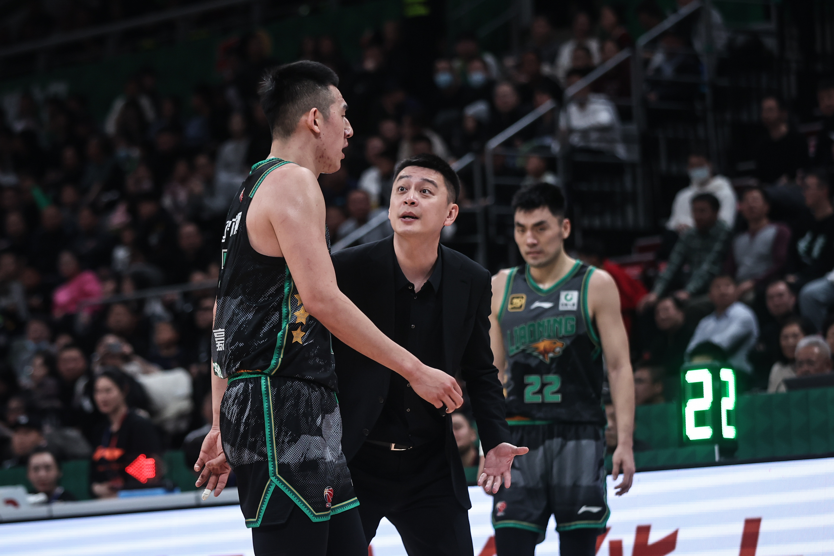 紧张激烈的比赛,CBA赛场掀起热潮 紧张激烈的比赛,CBA赛场掀起热潮