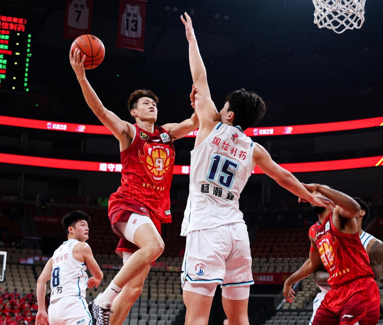 紧张激烈的比赛,CBA赛场掀起热潮 紧张激烈的比赛,CBA赛场掀起热潮