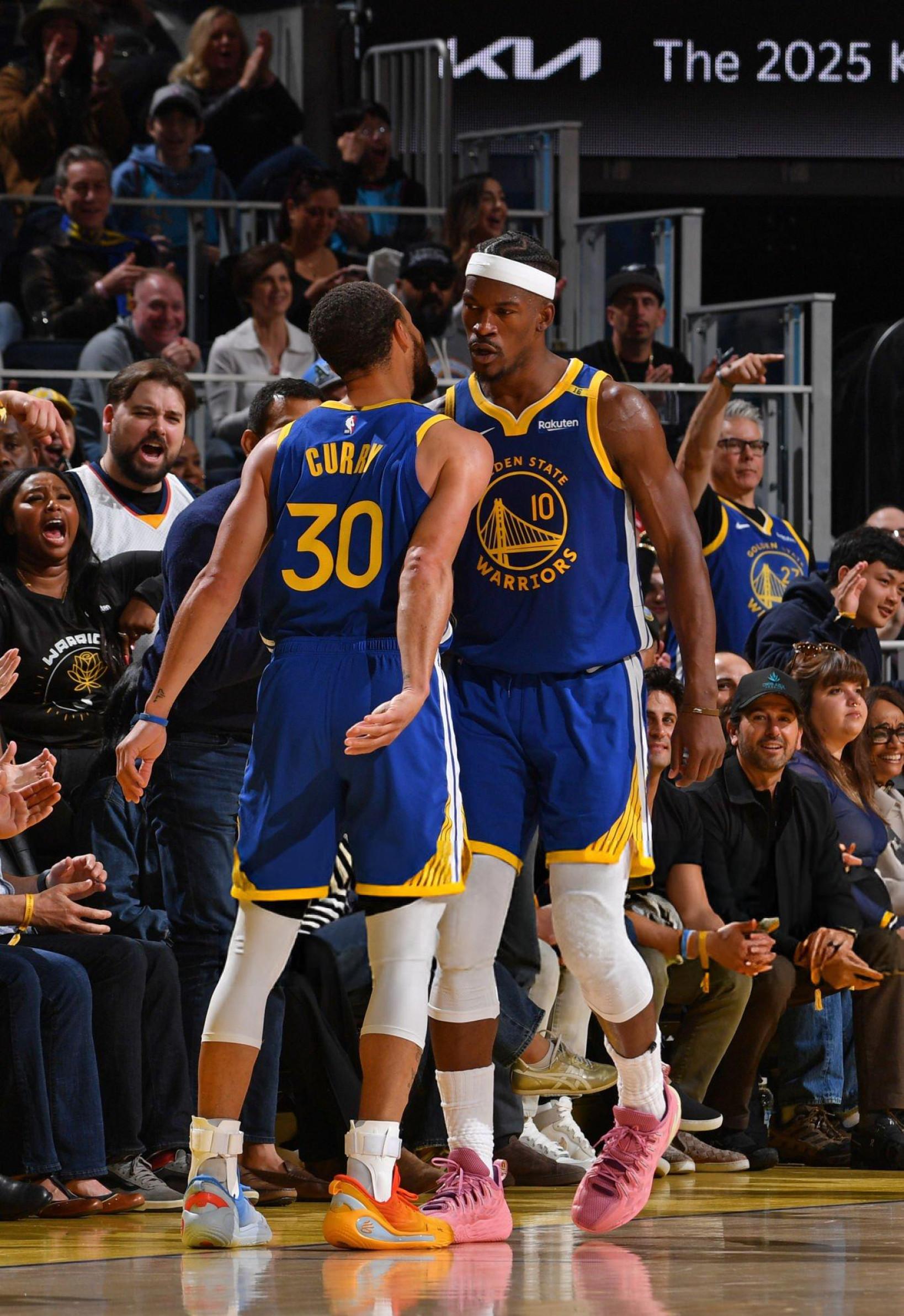 勇士与快船大战结束，库里独得分