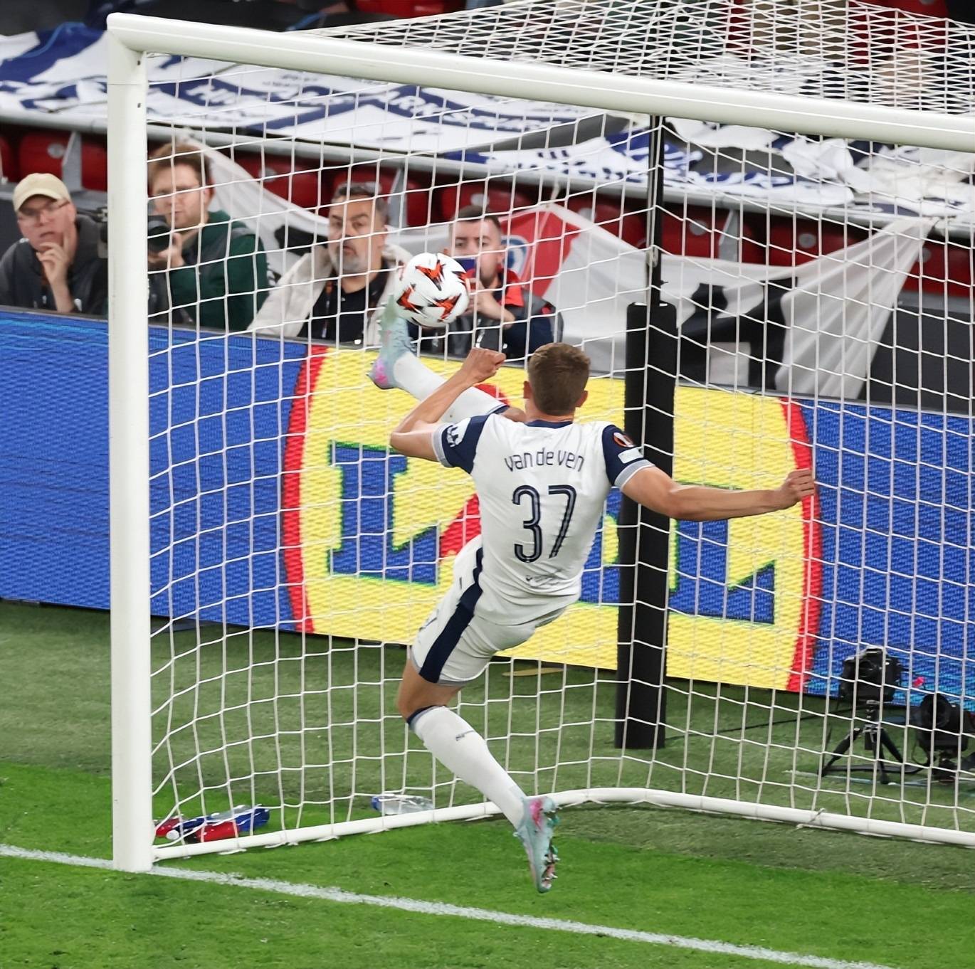 热刺客场不敌萨索尔克，欧冠资格或受威胁的简单介绍