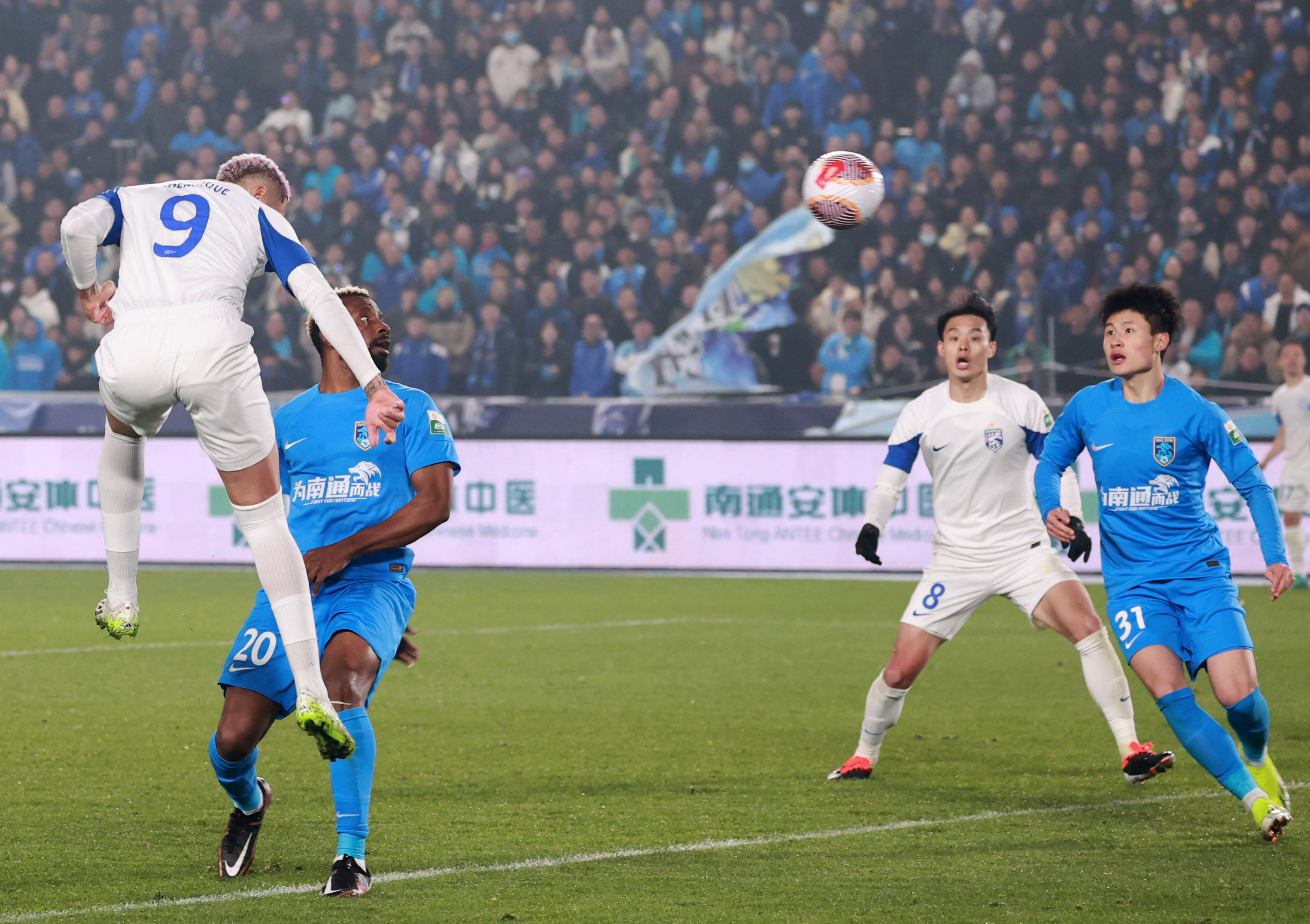 国内足球联赛战况激烈，球队实力拔尖