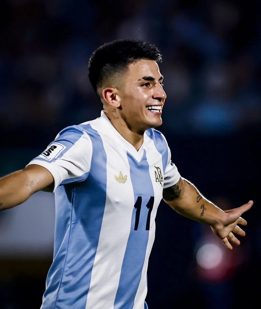 包含南美球星表现抢眼，耀眼登顶的词条