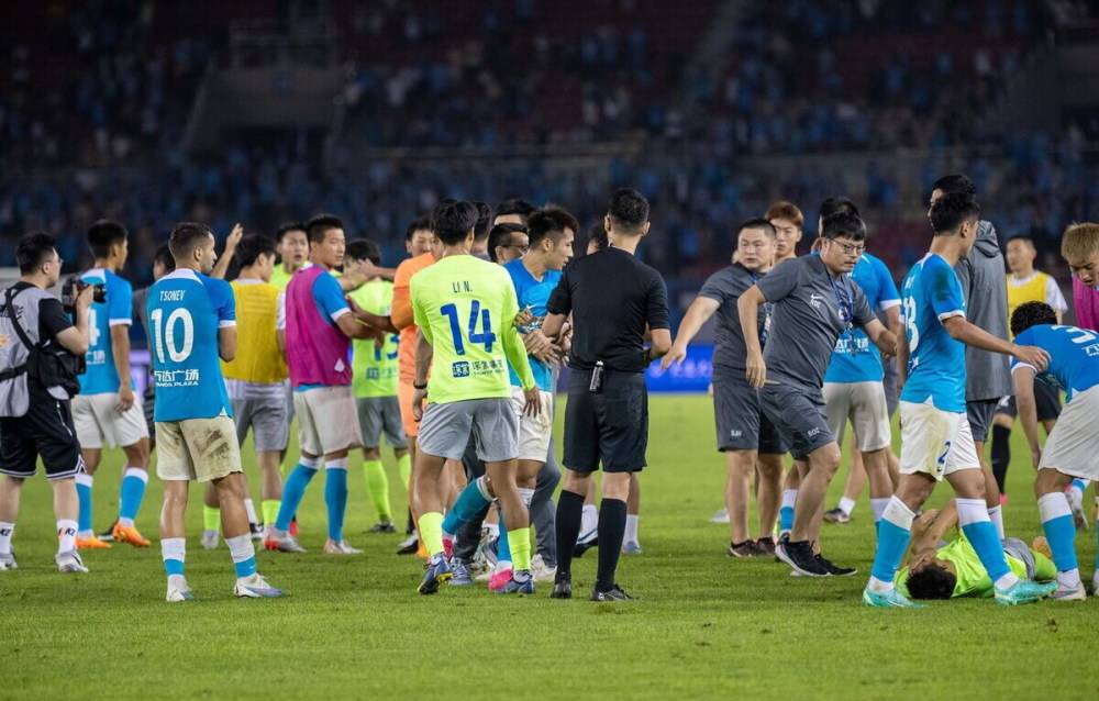 爱游戏官方-中超争冠球队对决：国安小胜恒大