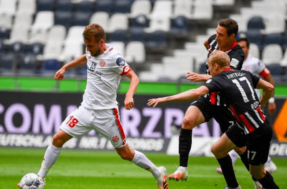 斯图加特主场告负,保级考验临近 斯图加特主场告负,保级考验临近