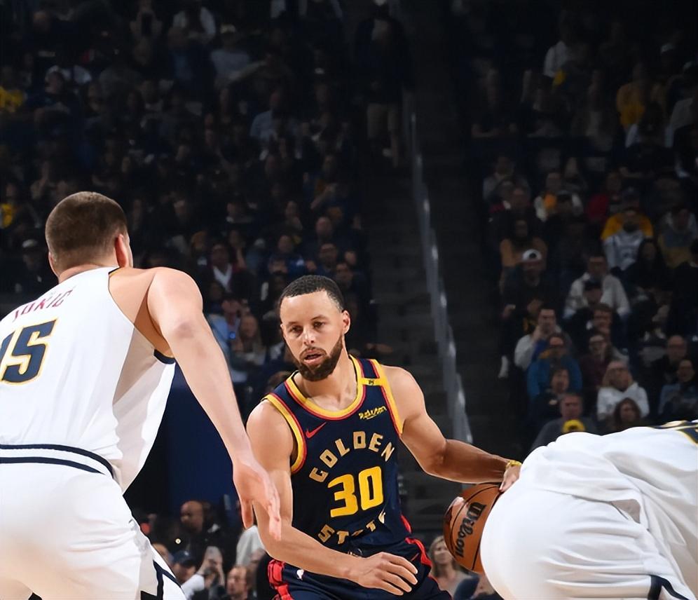 勇士归来！巨星表现出色带领球队胜出