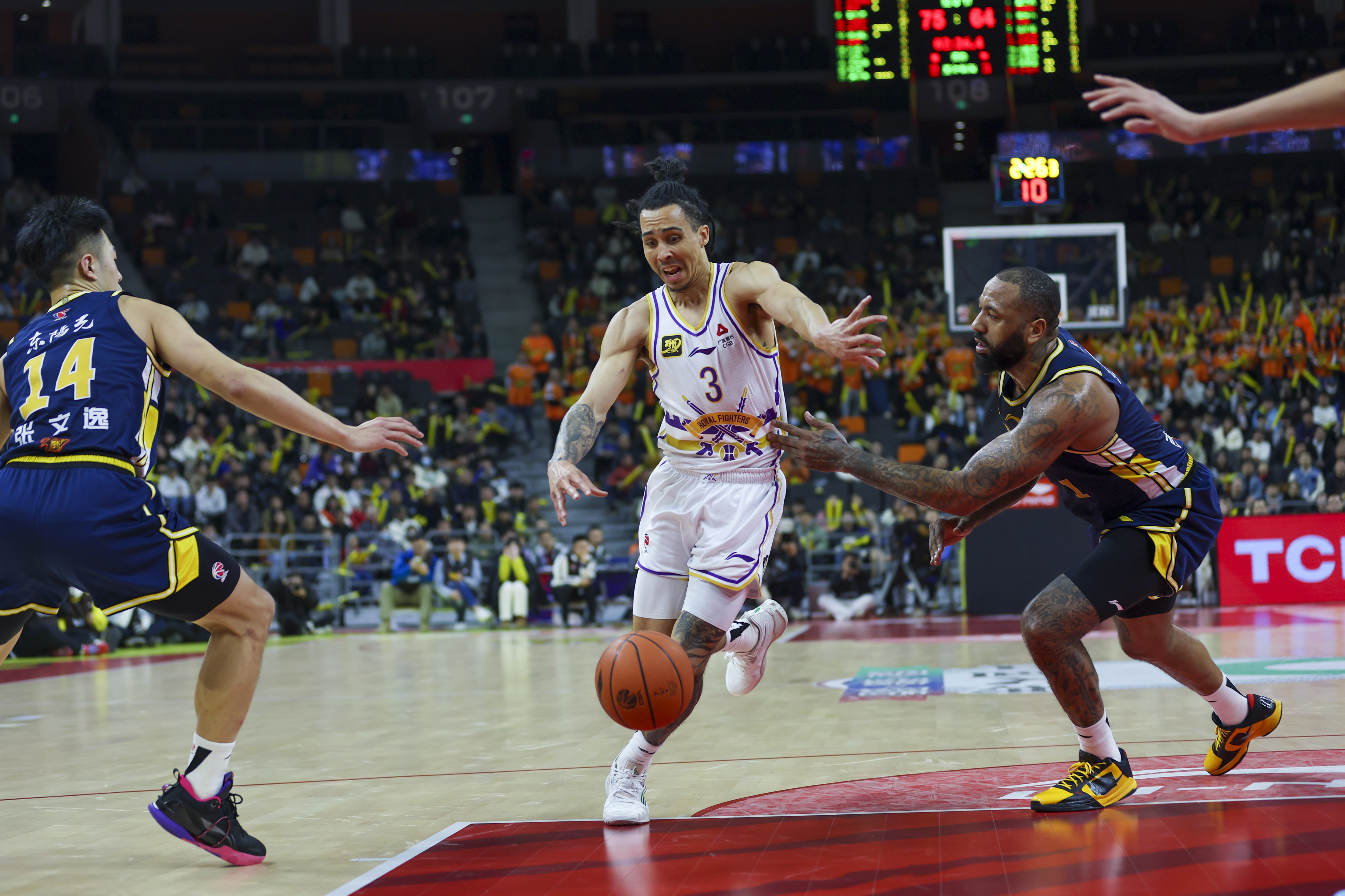 制胜关键!球员灵活应对紧要时刻 制胜关键!球员灵活应对紧要时刻