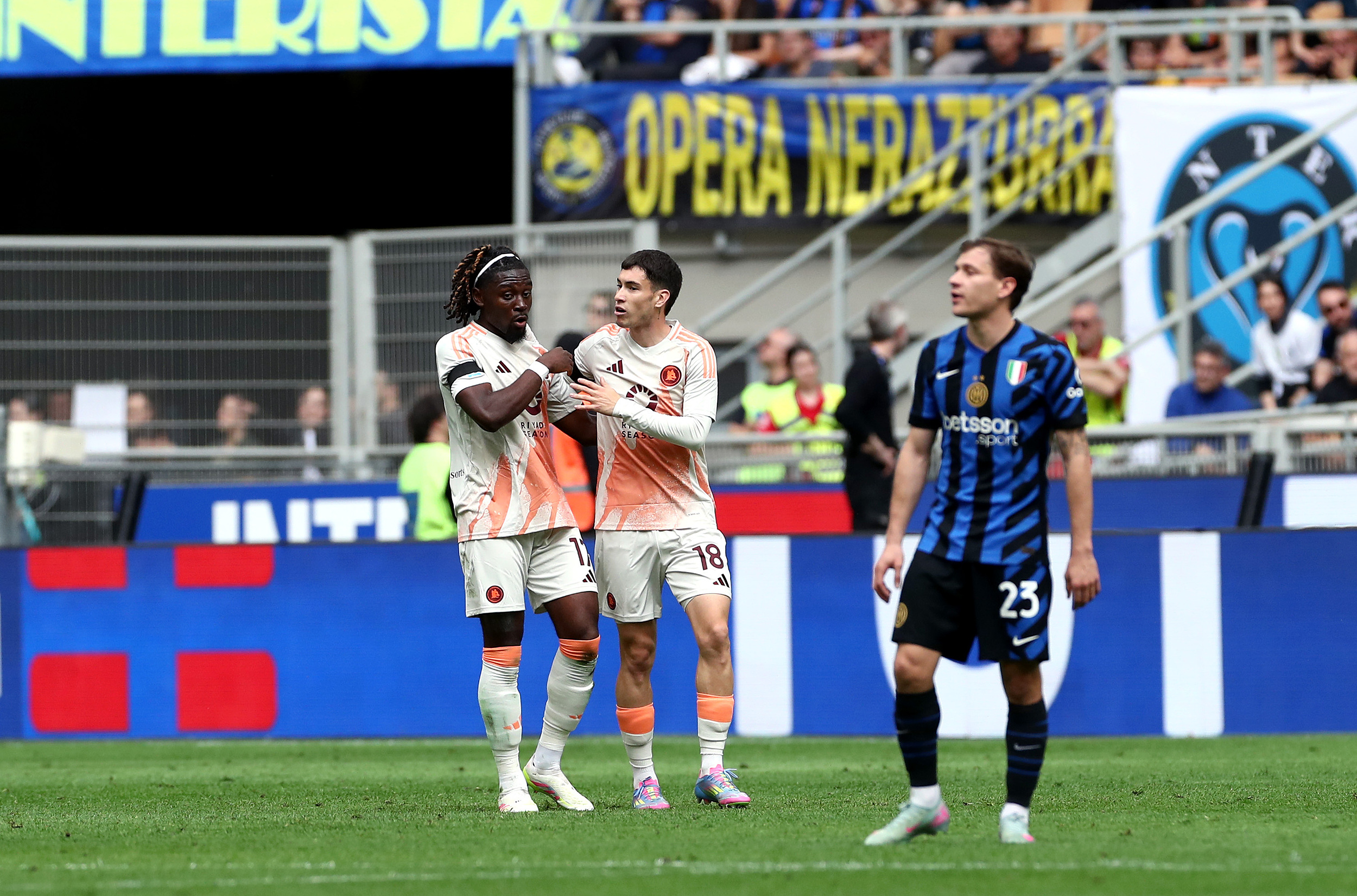 国米主场大胜，稳居联赛榜首