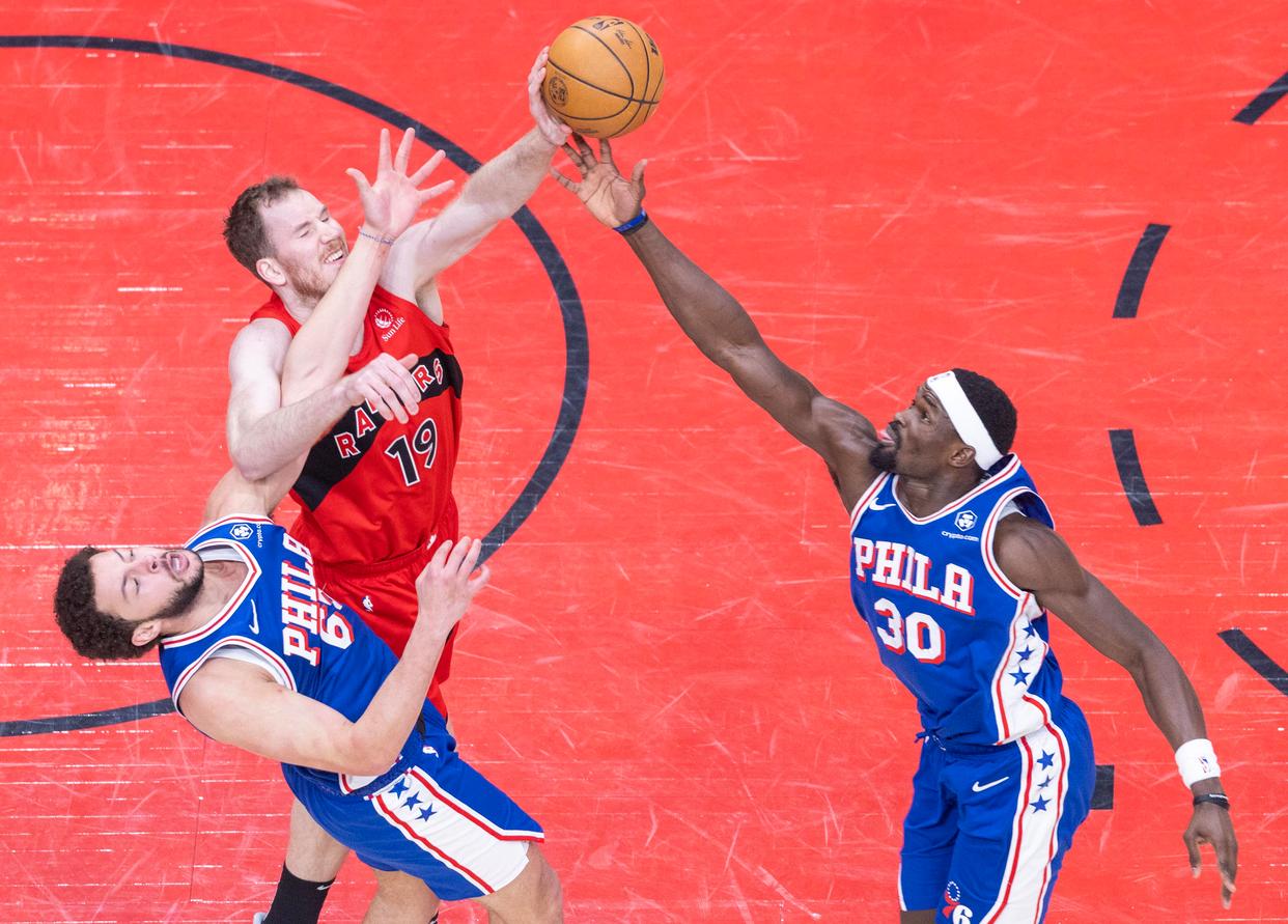 爱游戏官方入口-猛龙胜出76人，系列赛领先优势